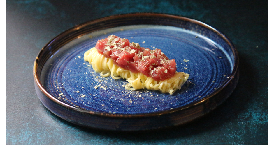 Tagliolini con tartare di tonno rosso fresco e capperi disidratati