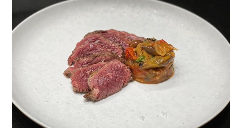 Tagliata di diaframma e caponata di melanzane perline