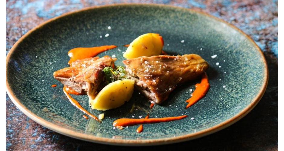 Spalla di Capretto cotta a bassa temperatura, patate e peperoni