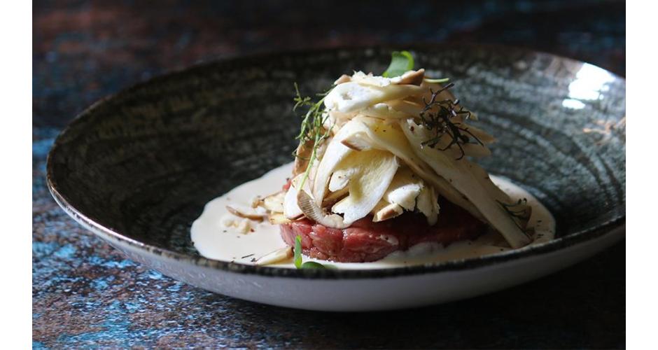 Tartare di fassona con fonduta di parmigiano e porcini