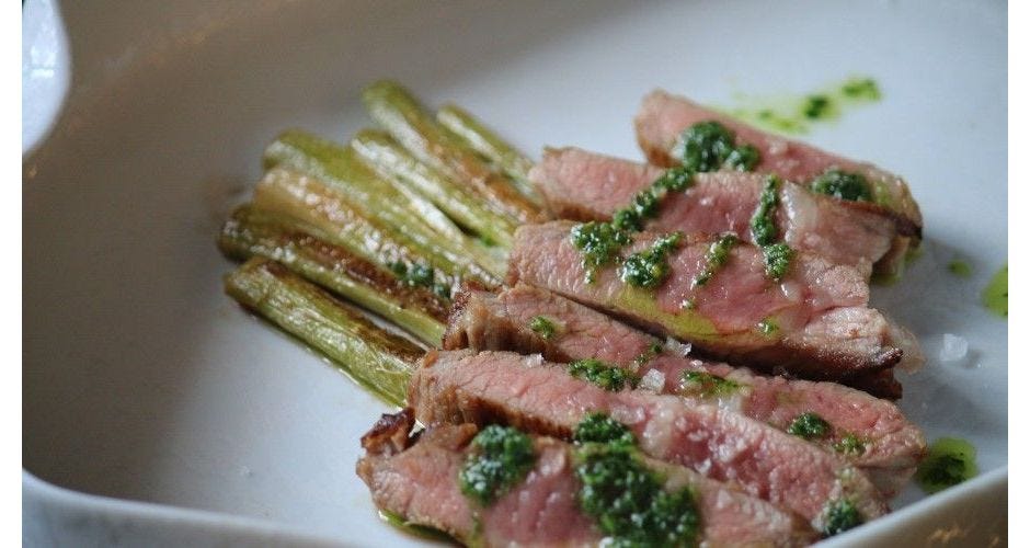 Pluma di maiale iberico con porri e chimichurri