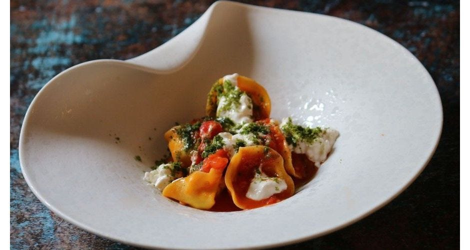 Tortelli di baccalà con pomodorini, burrata e pesto